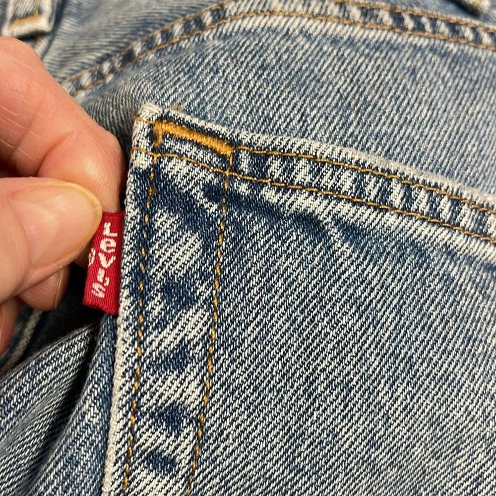 Levi’s 550 RELAXED Light Wash Distressed Jeans NWT 34/30